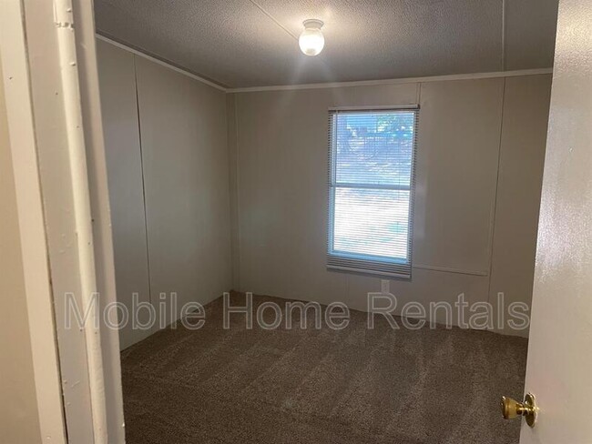 Building Photo - 142 Jeremy Dr