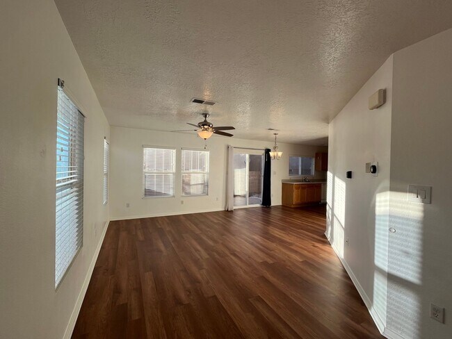 Foto del edificio - Nice 3 Bedroom 2.5 Bathroom Located In A G...