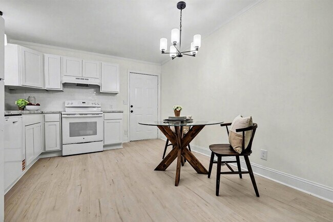 Foto del edificio - Two Bedroom Two Bathroom House with office and upstairs bonus room!   Fenced Yard!  Dogs Welcome!
