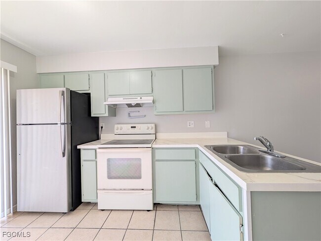 Foto del edificio - 427 NE Pine Island Ln