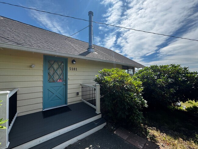 Building Photo - Hansville Home with Water Views