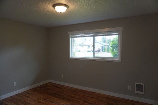 Building Photo - r3702vvv