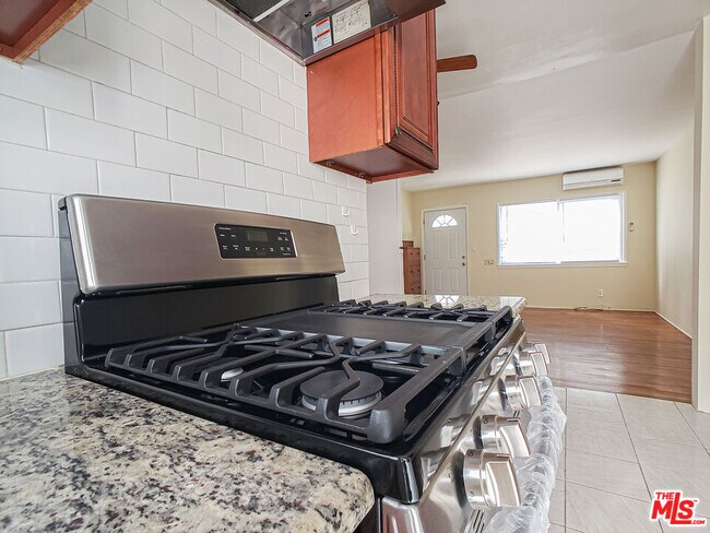 Foto del edificio - 4503 Dockweiler St
