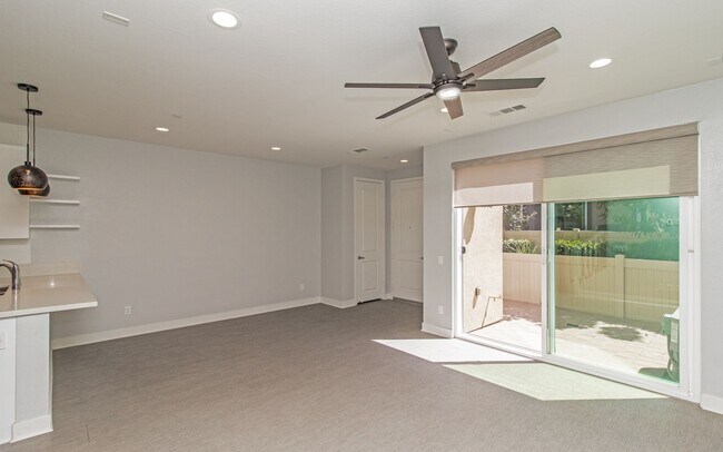 Foto del edificio - Bristol Cove townhome with lagoon views