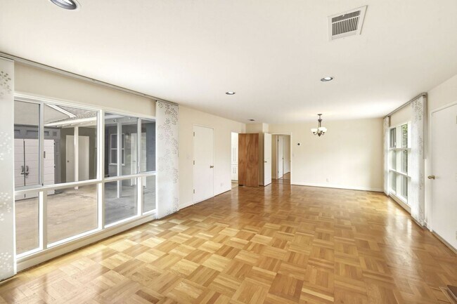 Foto del edificio - Thoughtfully Updated 3 Bed, 2 Bath Home Close to Rinconada Park, Lucie Stern Community Center, an...