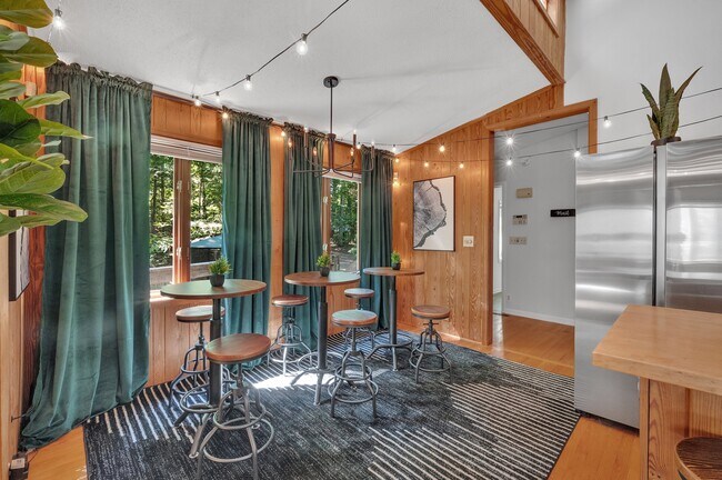 Foto del edificio - 8205 Knollwood Cir