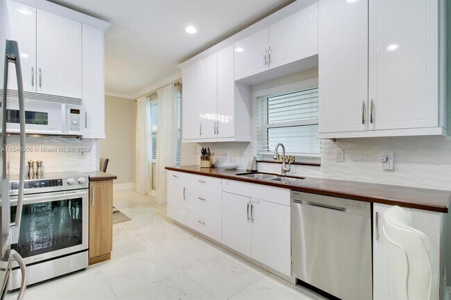 Building Photo - 6424 Egret Ave