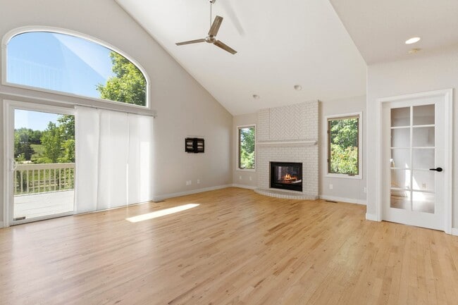 Building Photo - Spectacular and Spacious 5 Bedroom in Sout...