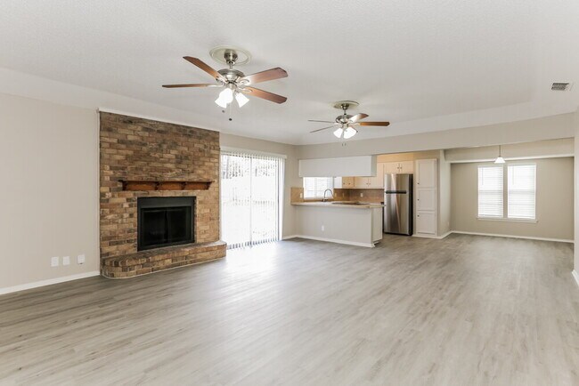 Building Photo - 2727 Lucas Dr