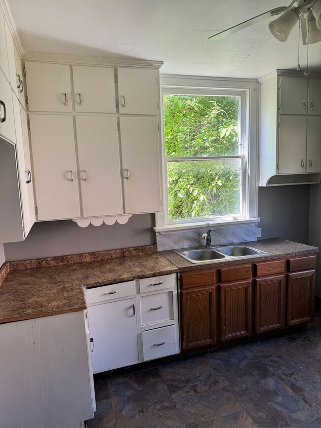 Building Photo - 6618 Bliss Ave