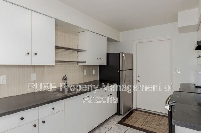 Building Photo - 664 S Mesa Dr