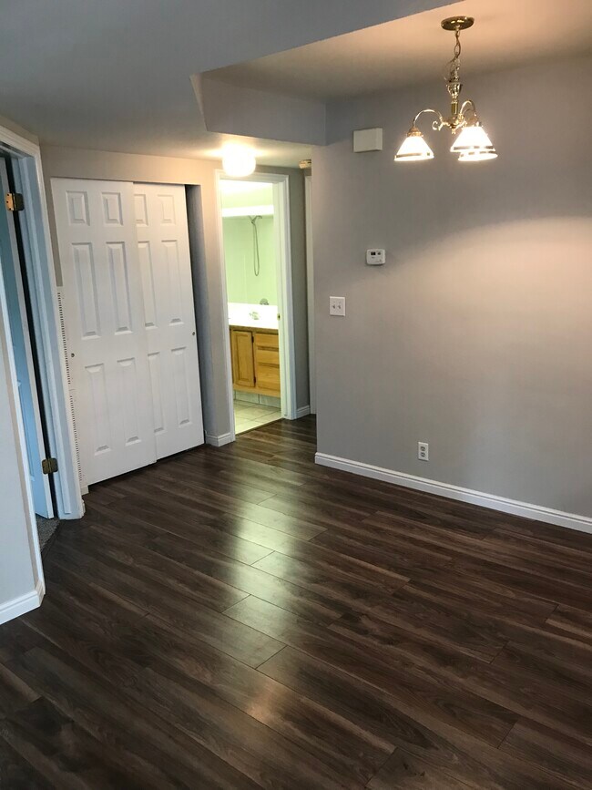 Foto del edificio - 650 S Main St