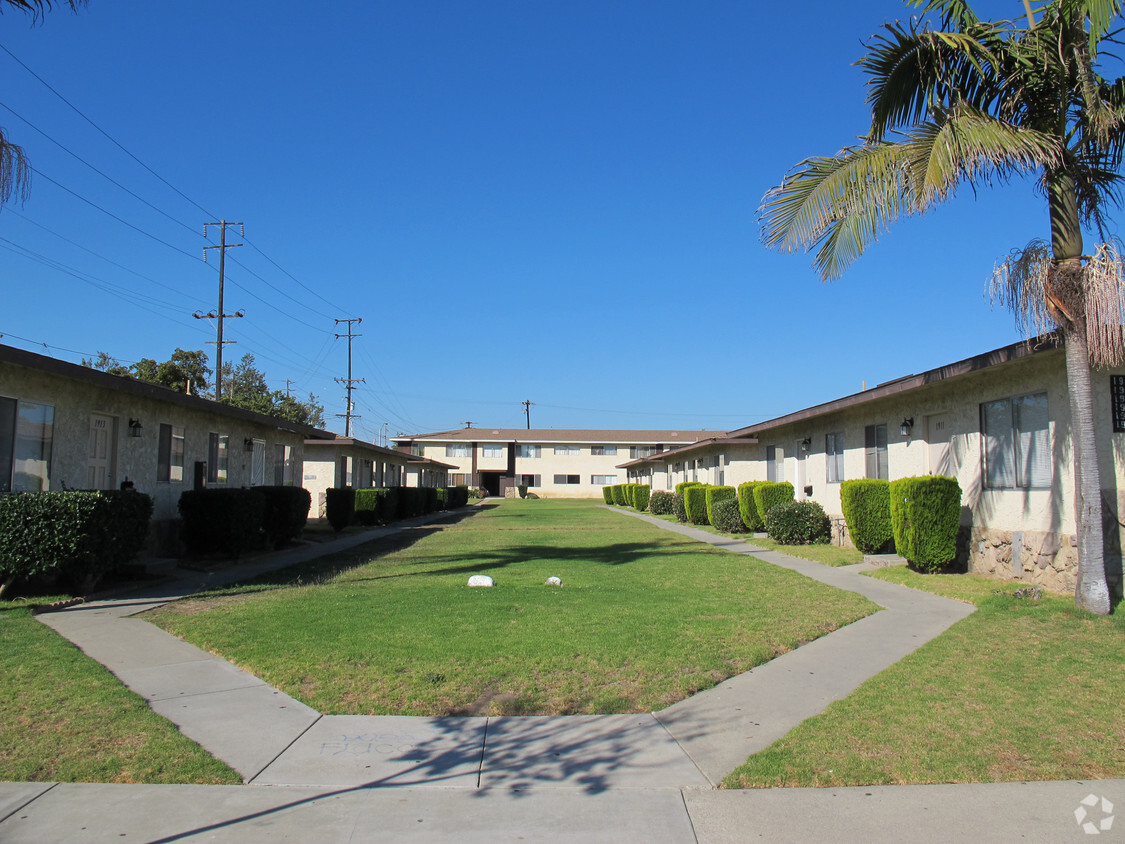 Marina Vista al patio - Marina Vista Apartments