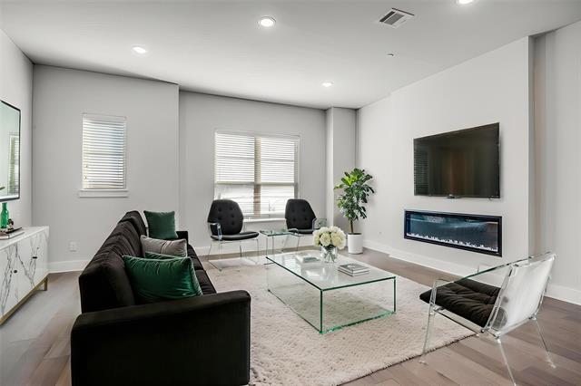 Building Photo - 909 Heights Wy