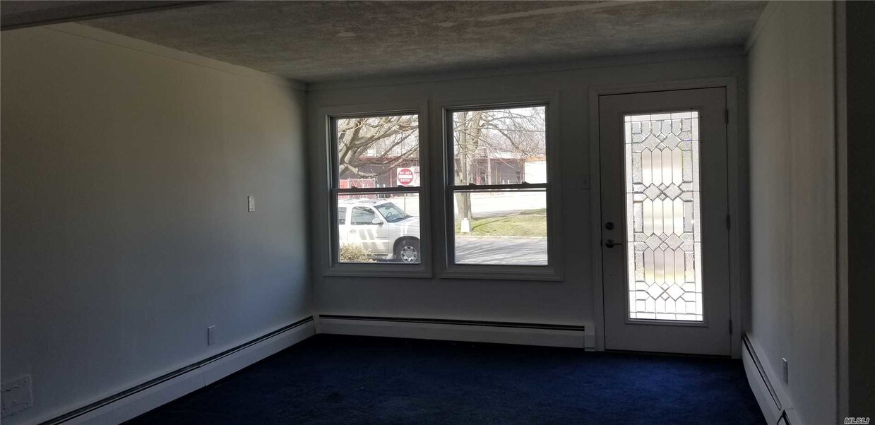 Building Photo - 10 Table Ln