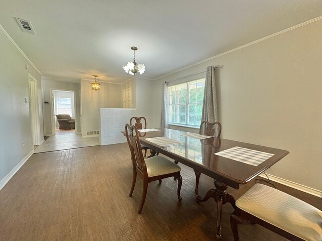 Building Photo - Spacious 3-Bed, 2-Bath Home with Large Sho...