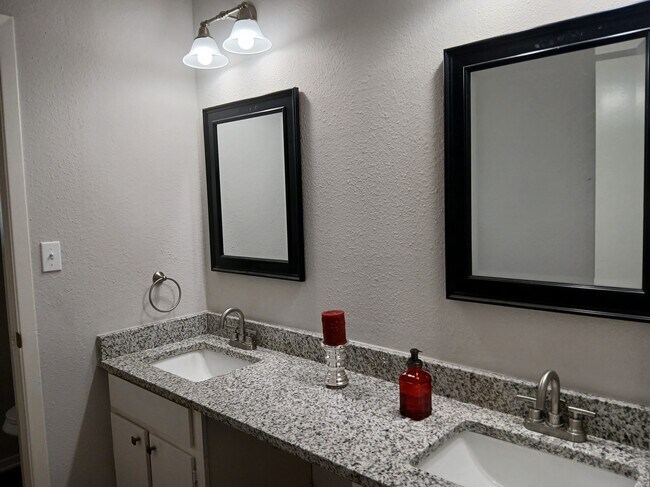 Granite tops at both bathrooms - 3924 Sun Valley Ct