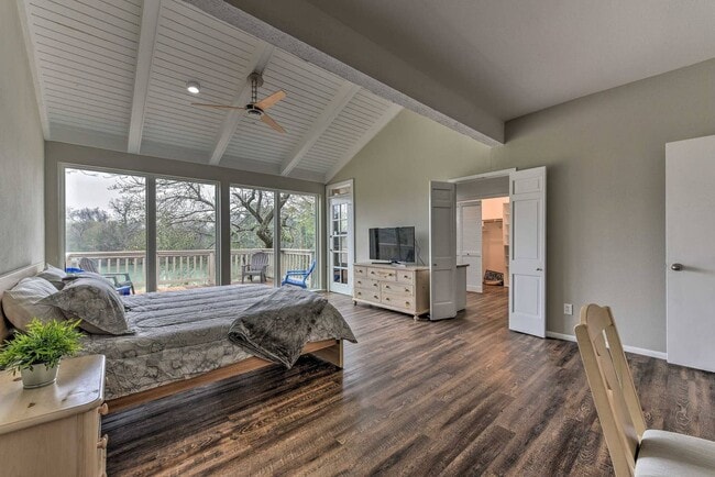 Building Photo - Lake Front Townhome with resort-like Views!