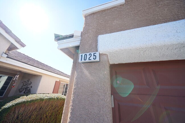 Foto del edificio - SHOWINGS AVAILABLE NOW