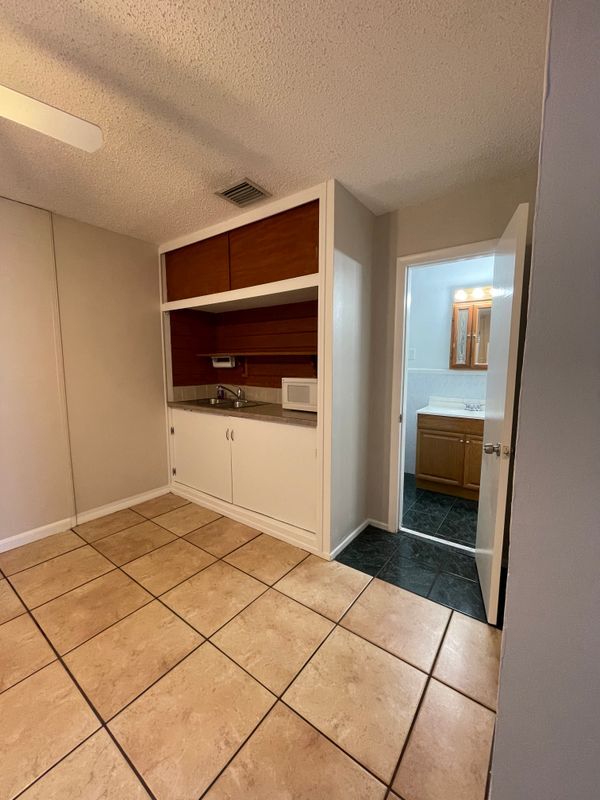 Building Photo - 3451 NE 13th Ave