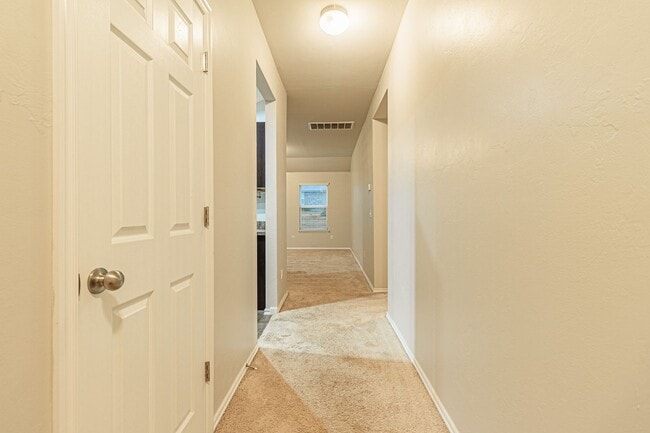 Building Photo - 3 bedroom, 2 bath home in Colony Pointe ne...