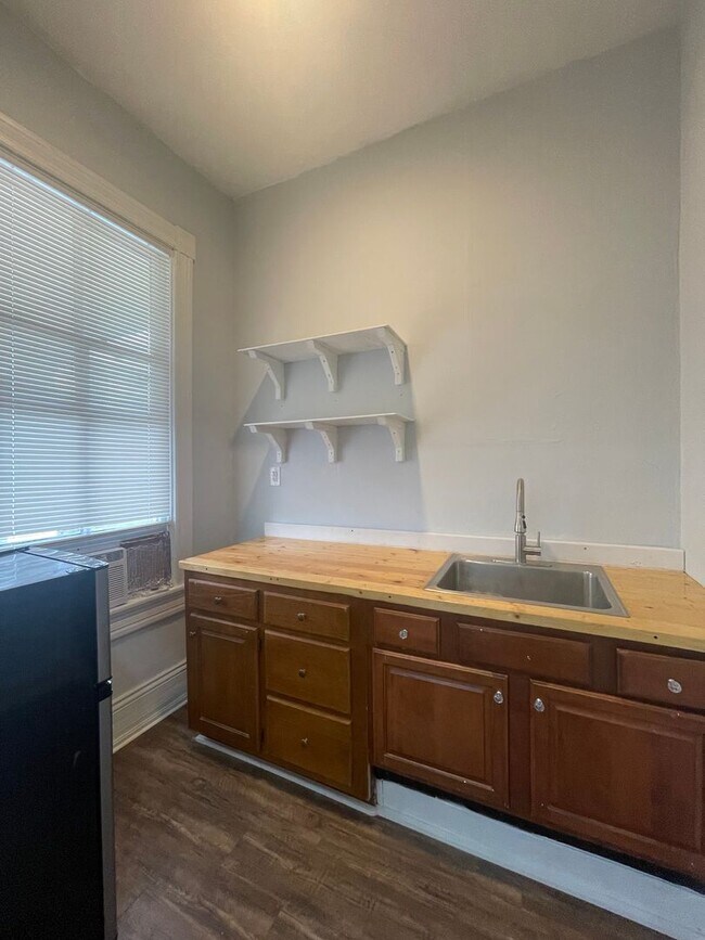Building Photo - Studio Apartment with Utilities Included!