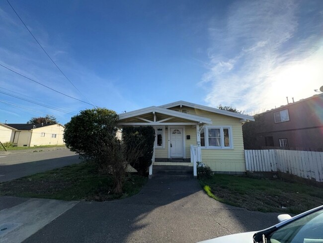 Foto del edificio - Pet-friendly charming Craftsman has a deck...