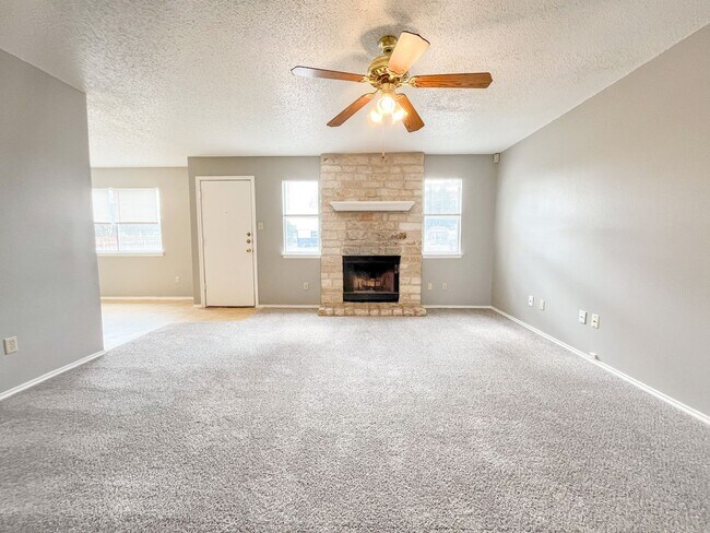 Foto del edificio - Beautiful 4 bedroom, 2 bathroom home with ...