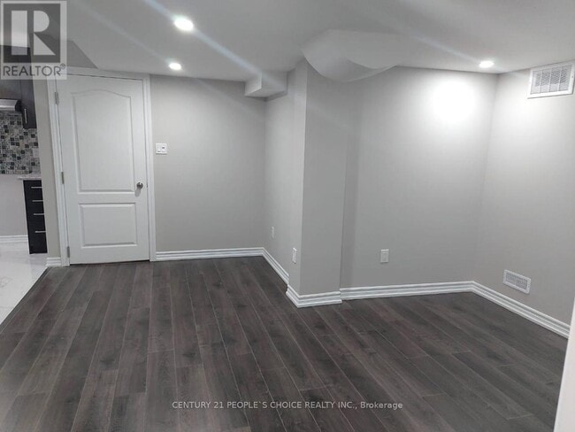 Building Photo - 92 Yardley Cres