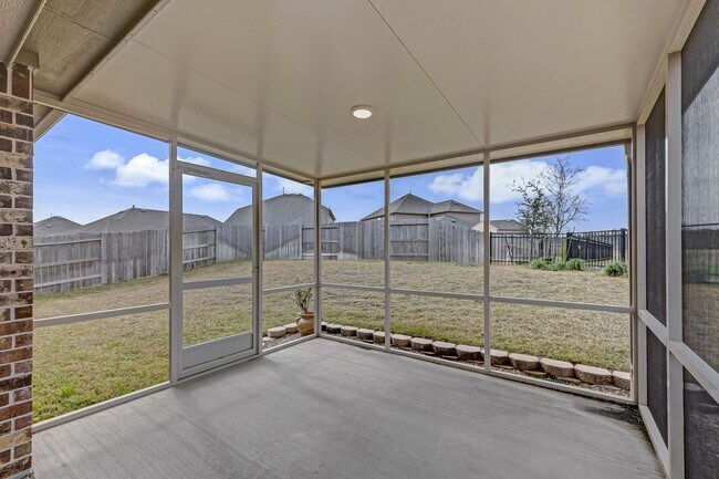 Foto del edificio - 15702 Rosemary Hl Ln