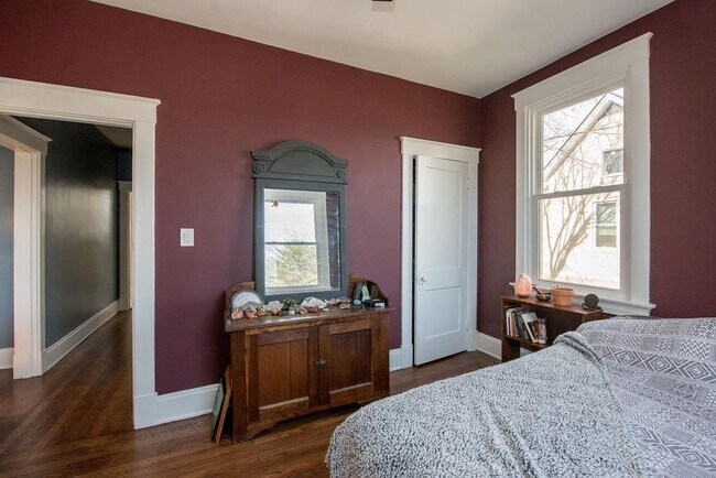 Bedroom on main floor - 4243 Zetta Ave