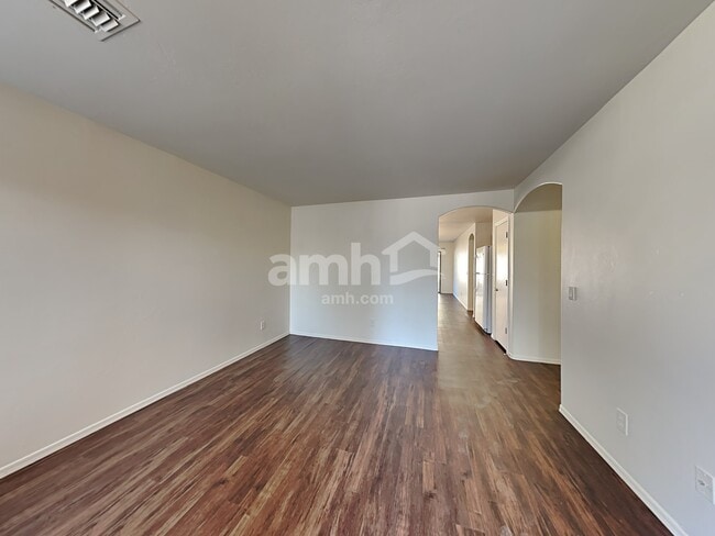 Foto del edificio - 6939 S Creek Run Ave