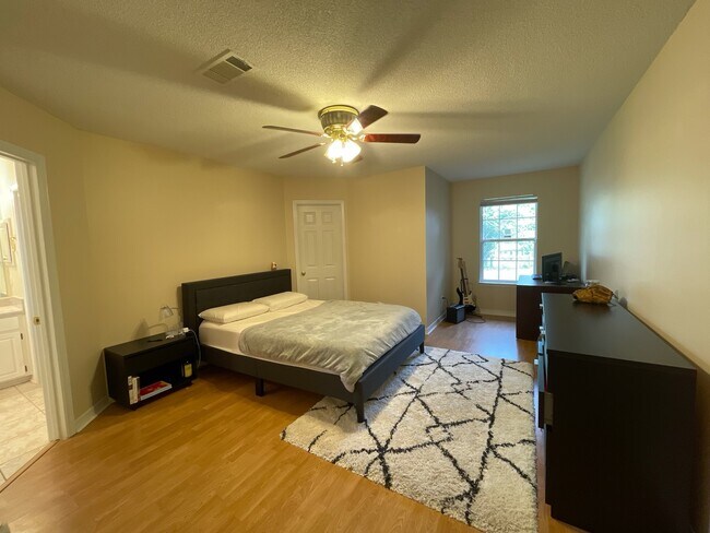 Building Photo - 1705 Beachside Dr