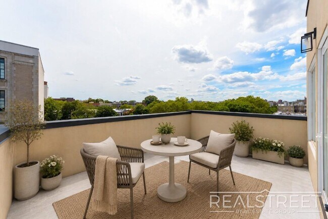 Building Photo - 2 Bed/ 2 Bath Penthouse Private roof deck