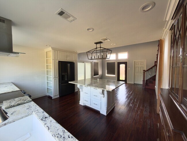 Building Photo - 806 Springwood Dr
