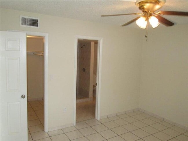 Foto del edificio - Spacious 2 Bedroom, 2 Bath Condo in Gated Community