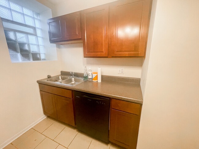 Building Photo - 3548 N Wolcott Ave