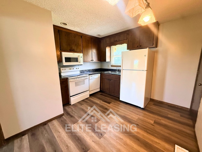 Building Photo - 2 Bed Duplex with Finished Basement & Large Backyard