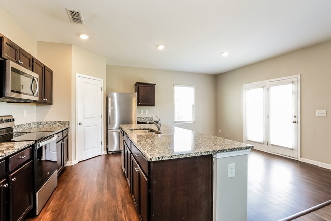 Building Photo - 3740 Place Dr