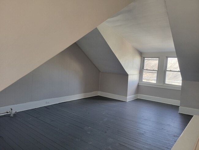 Building Photo - Spacious 4 bedroom House