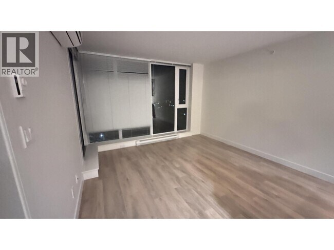 Photo du bâtiment - 8288 Granville Ave