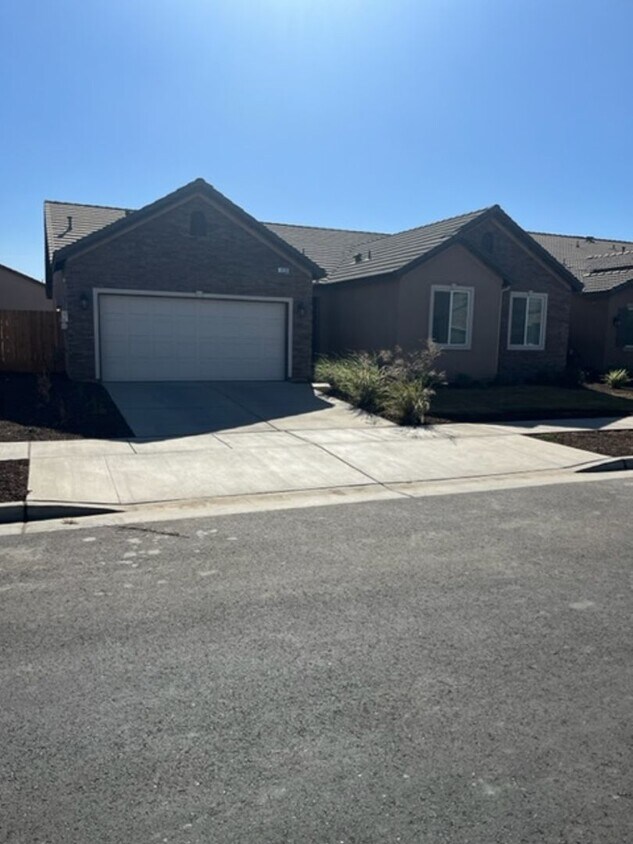 Foto principal - 4 Bedroom 2 Bath home in Hanford Coming So...
