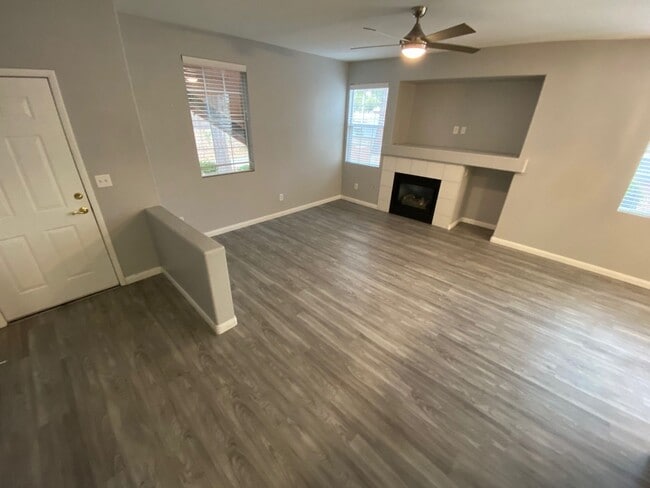 Foto del edificio - GORGEOUS CONDO IN GATED COMMUNITY NEAR SUMMERLIN