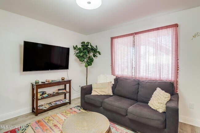 Foto del edificio - 1664 Beach Blvd