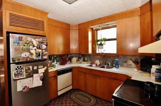 Building Photo - 109 Beethoven St