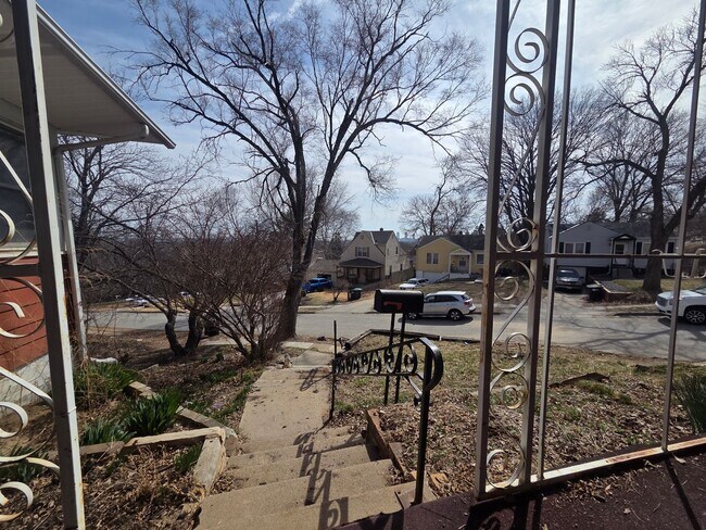 Building Photo - Charming Hilltop Home with Stunning City Views