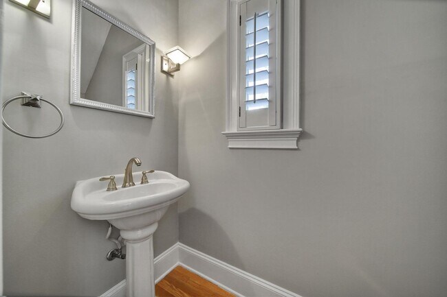 Building Photo - Stunning 4 Bed 4.5 Bath Home Just Minutes ...