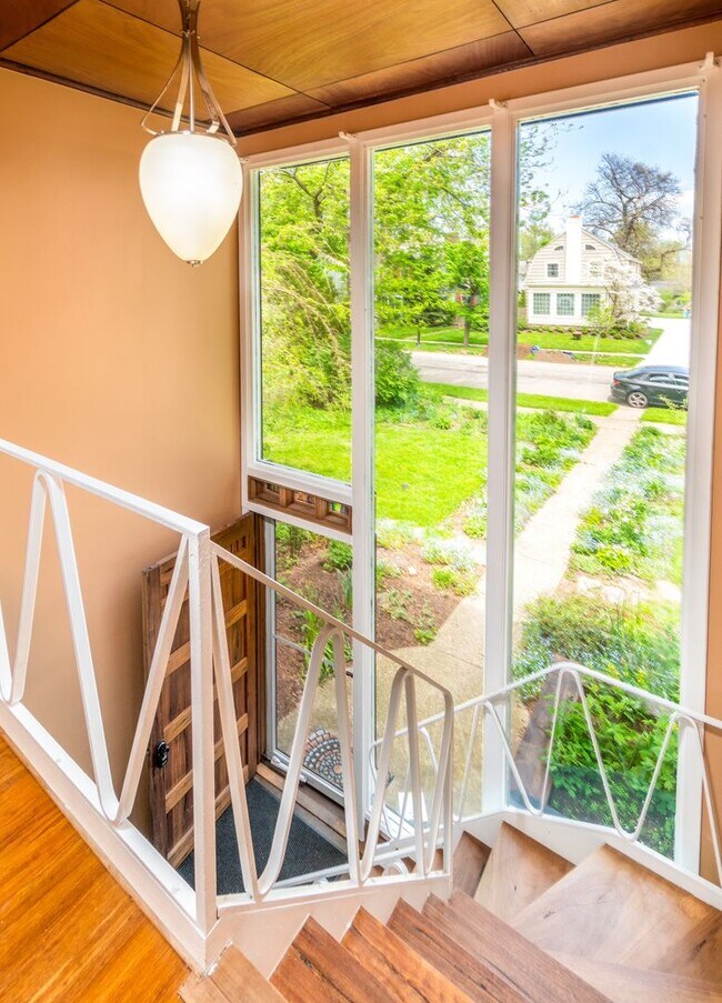 Foto del edificio - Beautiful Single Family Home w Massive Yard for Rent