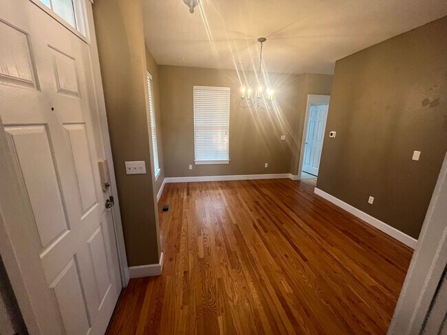 Foto del edificio - 5 bedroom home available in Lafayette