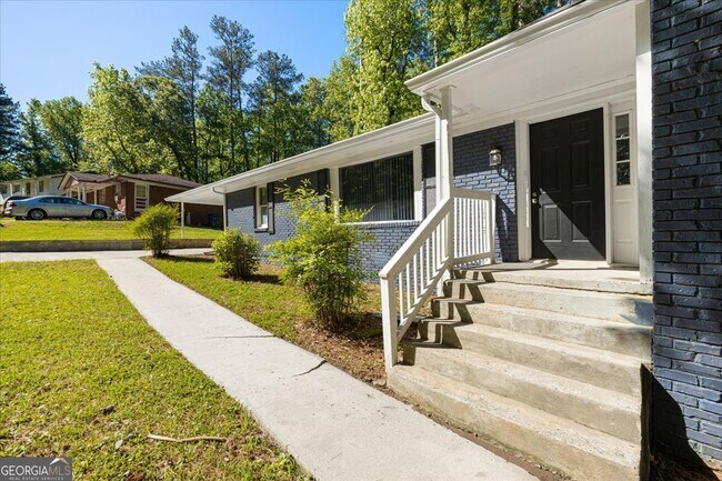 Building Photo - 558 Plainville Dr SW